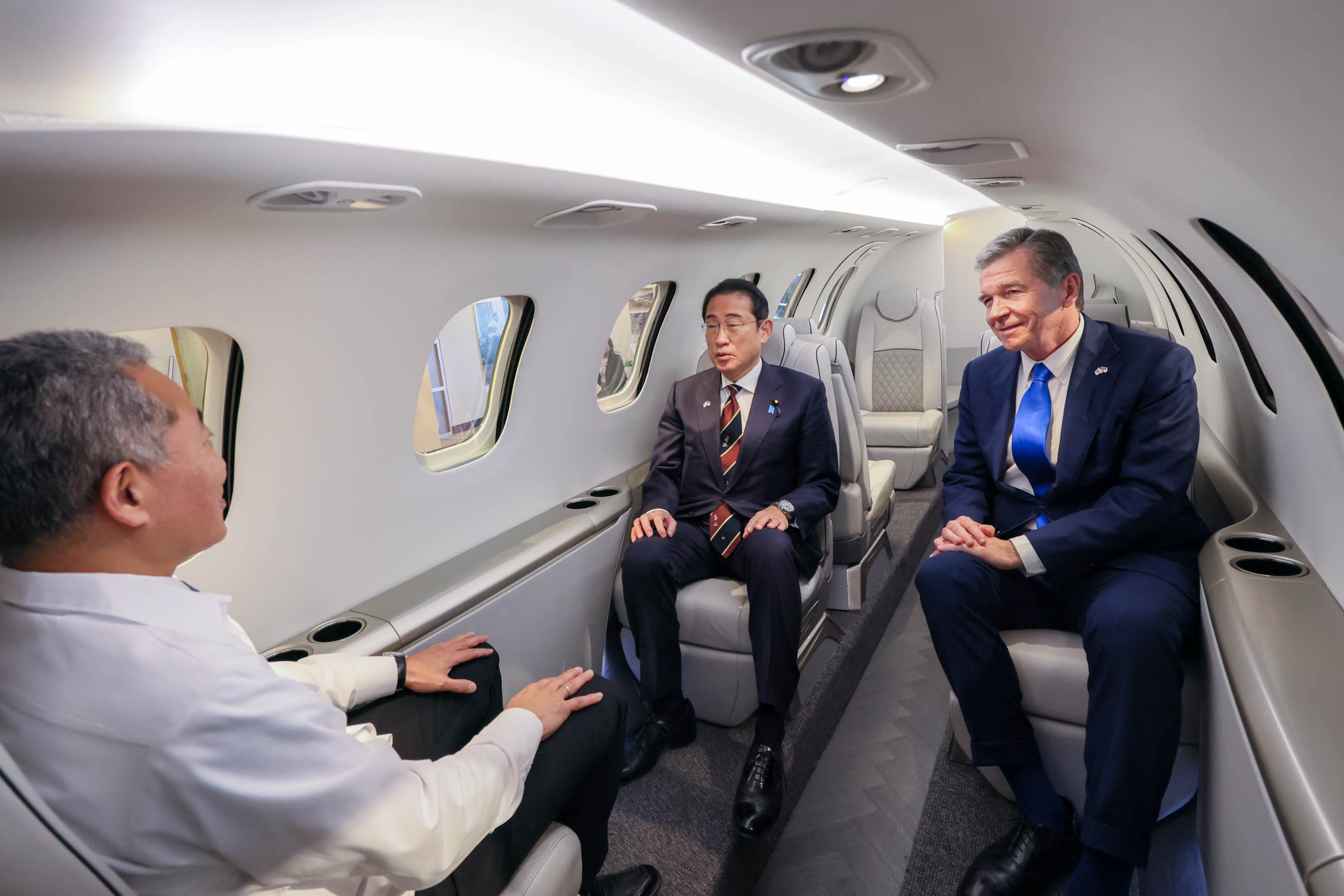 Prime Minister Kishida visiting Honda Aircraft Company’s production facility (2)