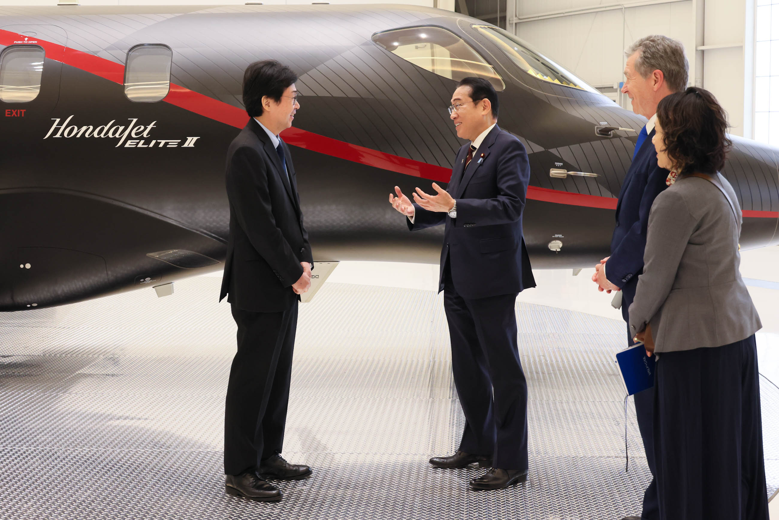 Prime Minister Kishida visiting Honda Aircraft Company’s production facility (5)