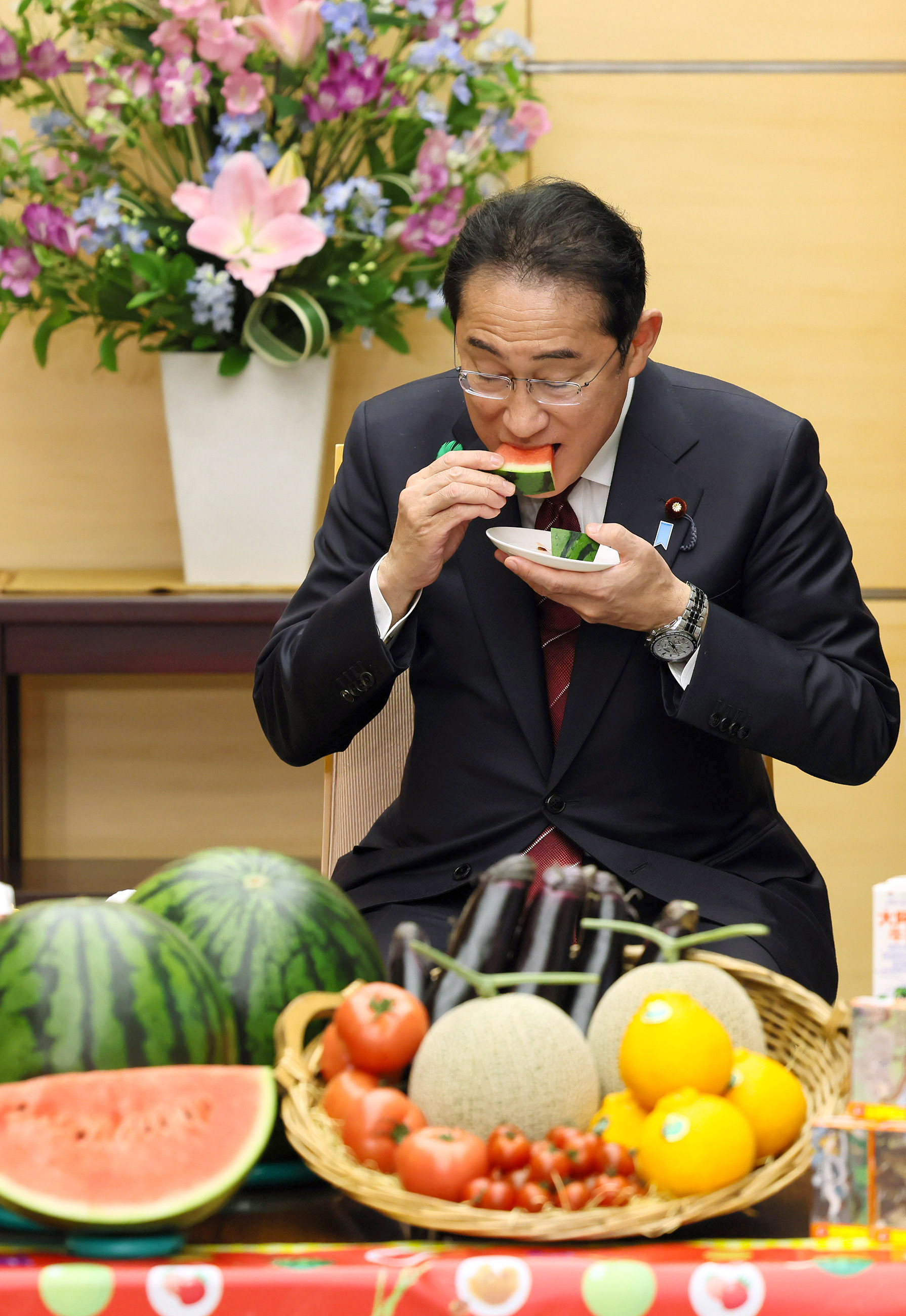 Prime Minister Kishida being presented with watermelons and Dekopons (4)