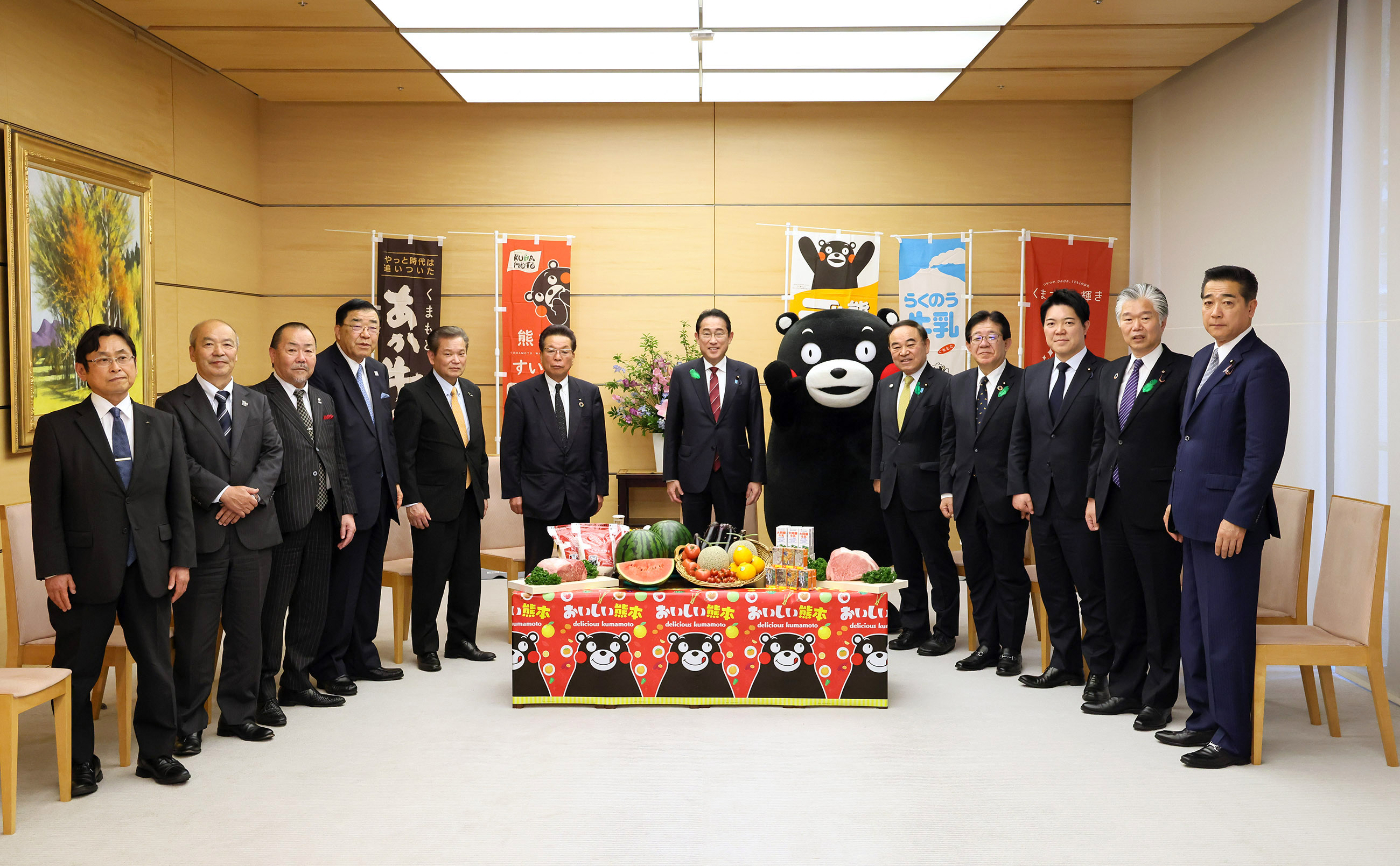 Prime Minister Kishida being presented with watermelons and Dekopons (7)