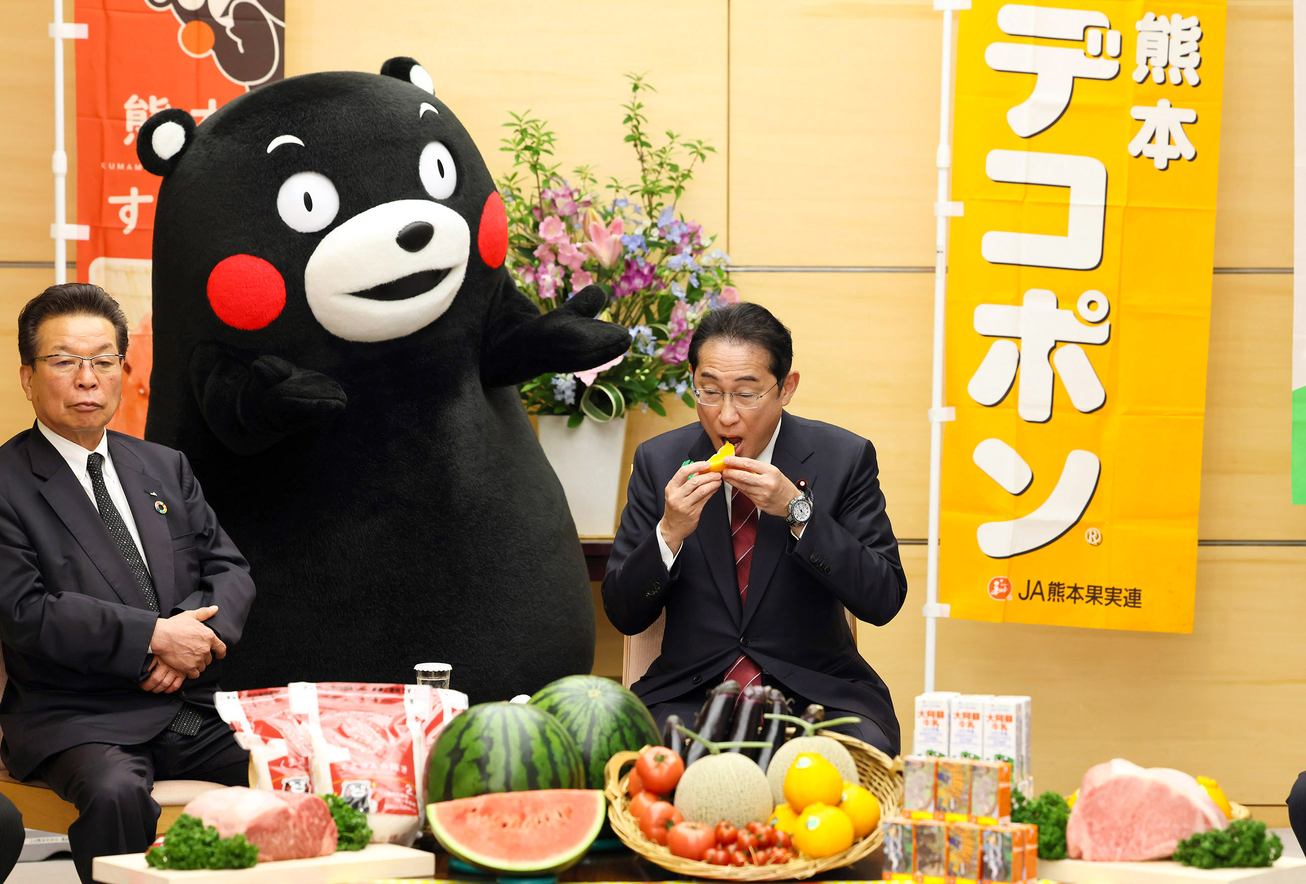 Prime Minister Kishida being presented with watermelons and Dekopons (6)