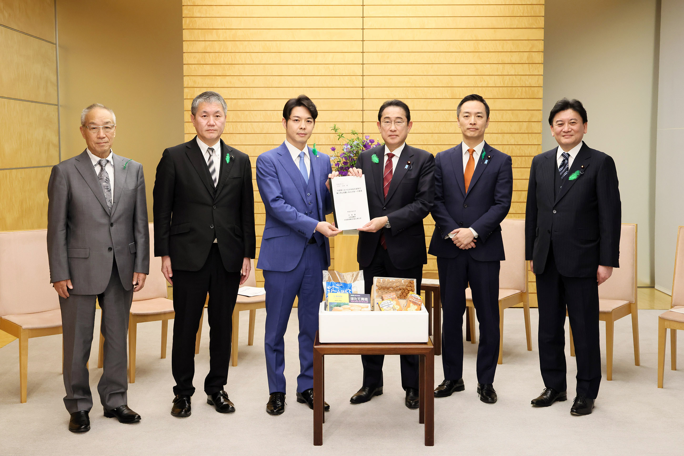Prime Minister Kishida receiving the requests (3)