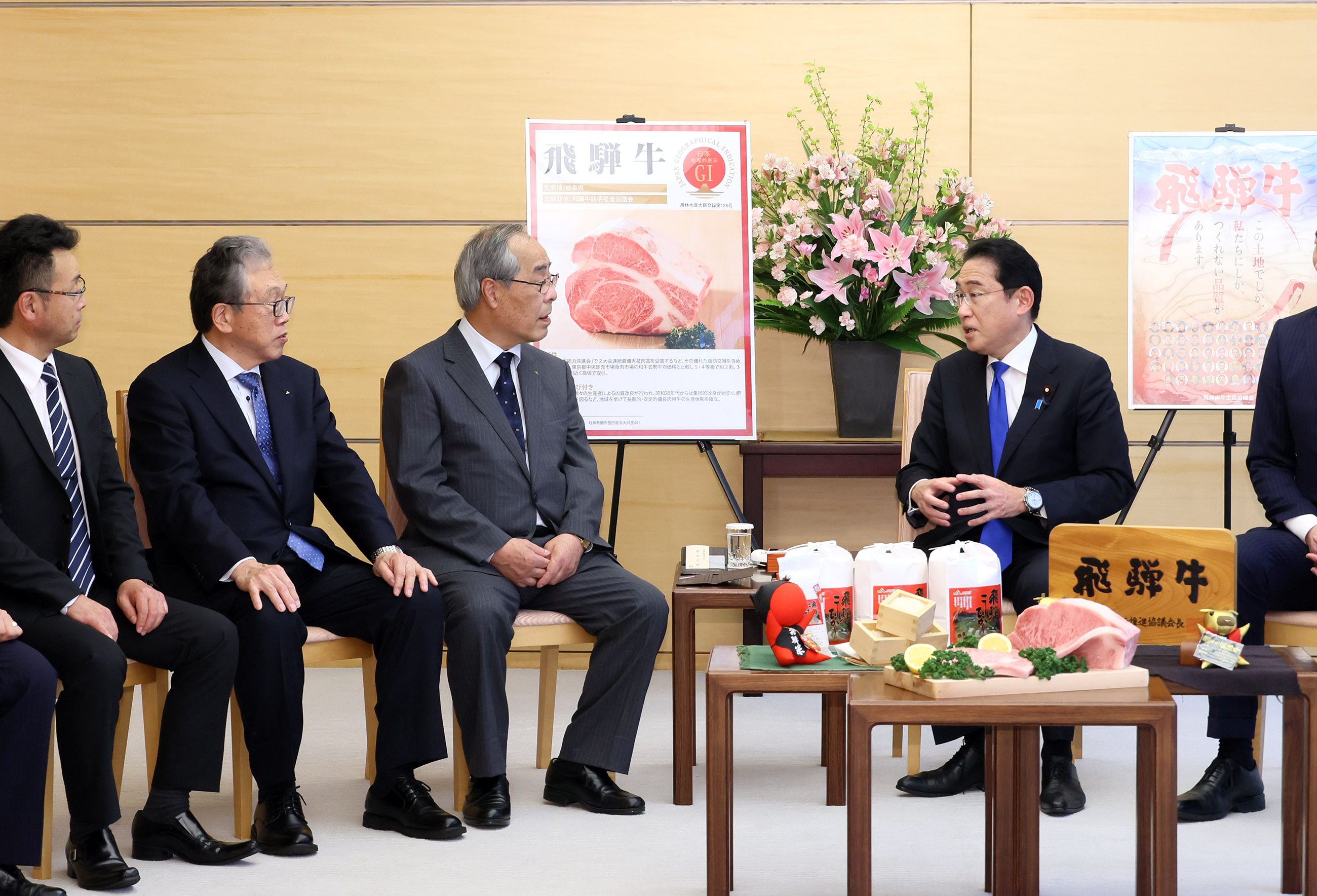 Prime Minister Kishida receiving gifts (1)