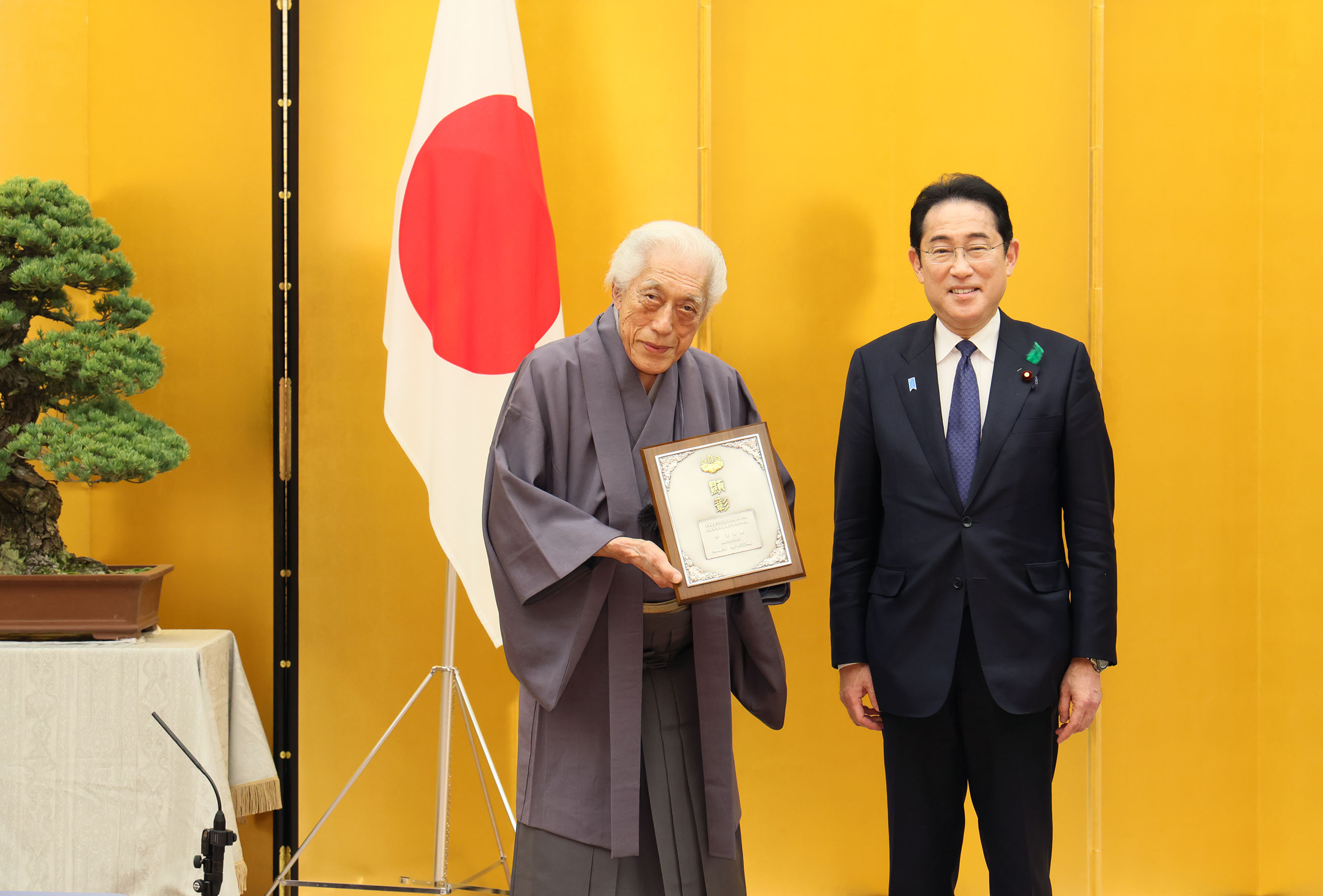 Prime Minister Kishida presenting a shield