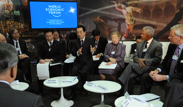 Photograph of the Prime Minister exchanging views at the meeting with experts